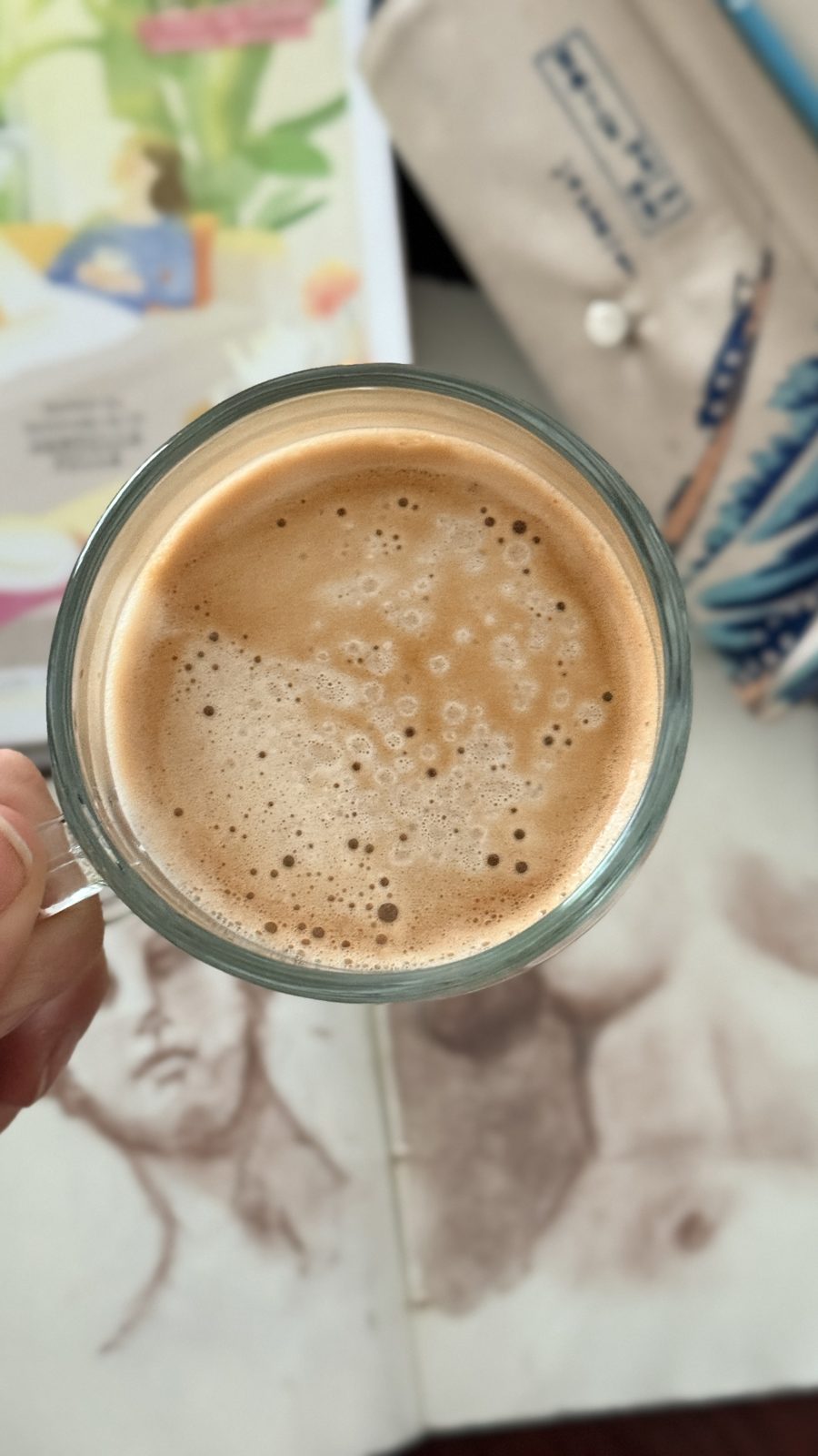 Un café à côté de mes croquis au pastel. Photo © Evi Michailidou