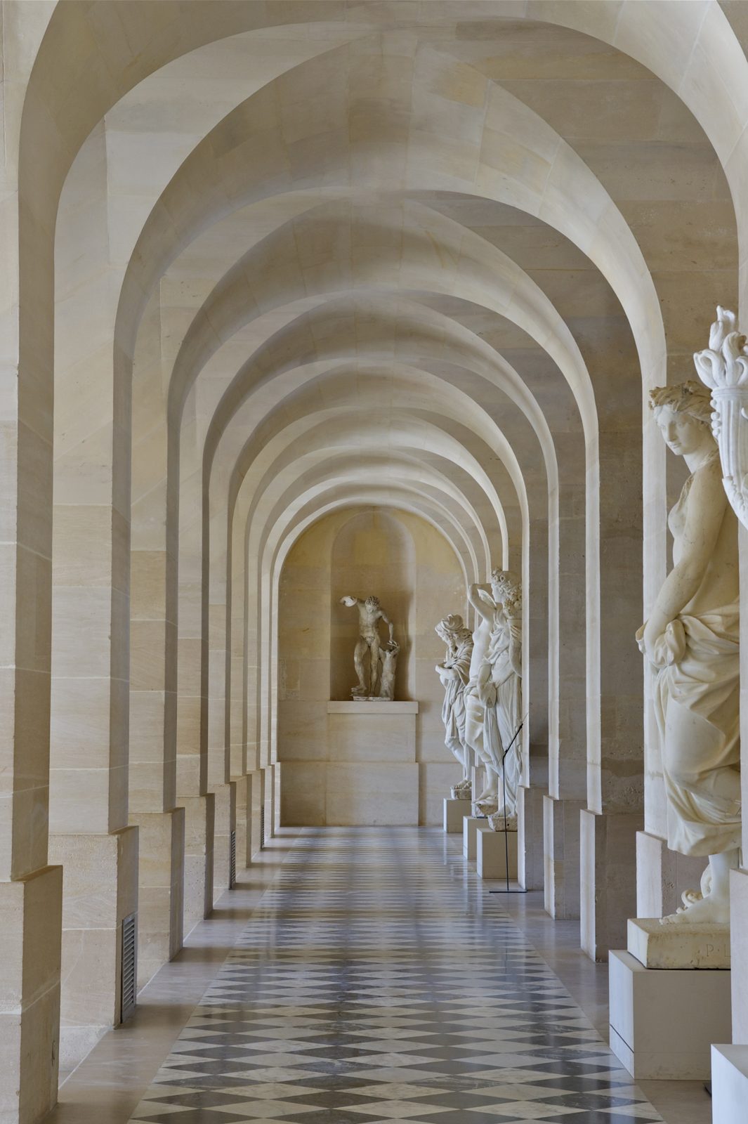 Un couloir calme, un pas après l'autre. Photo © Evi Michailidou