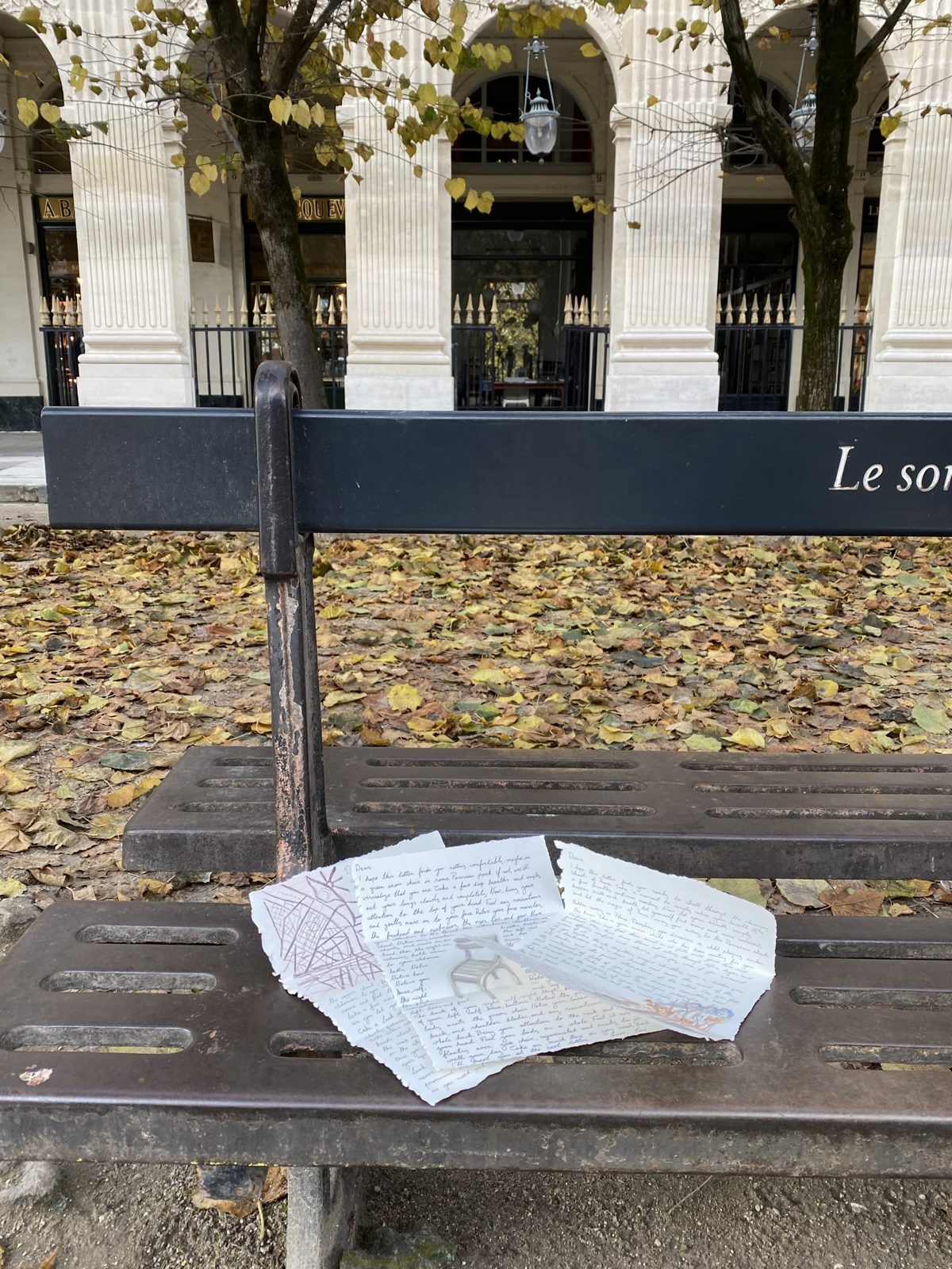 Des lettres sur un banc du Palais-Royal. Photo © Evi Michailidou